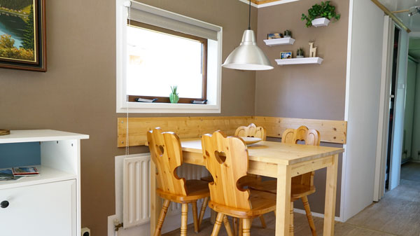 Sitzecke mit rustikalem Tisch und Stühlen