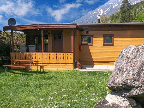 Hütte Zillertal mit Wiese und Felsgestein im Vordergrund