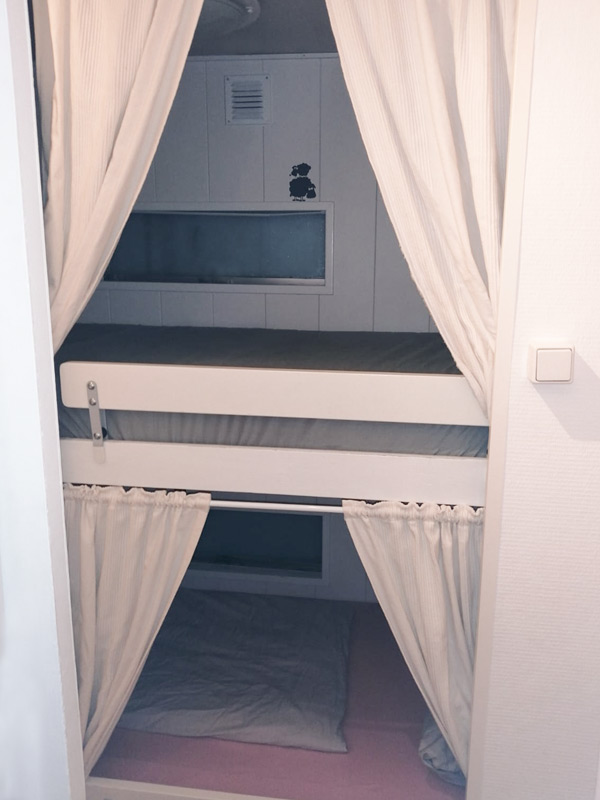 Etagenbett mit Vorhängen