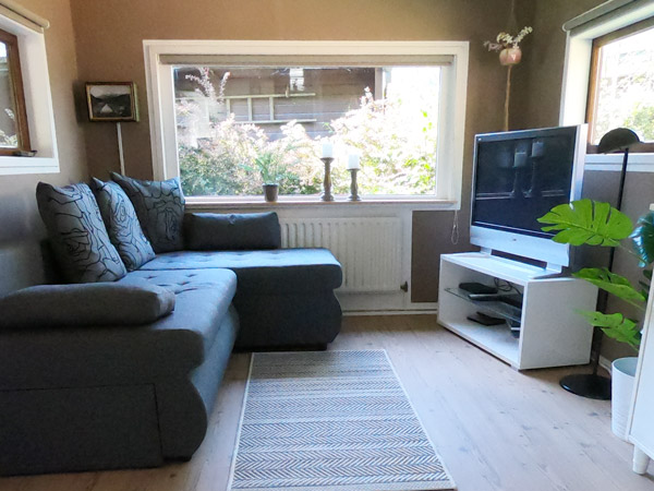 Sofa mit TV auf Sideboard