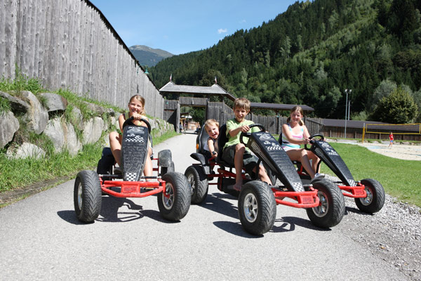 Kinder fahren Go-Kart im Freizeitpark Aufenfeld