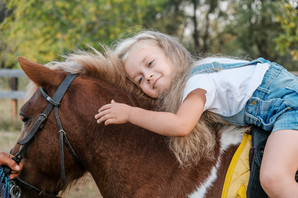 Mädchen auf dem Pferd Kinderfest