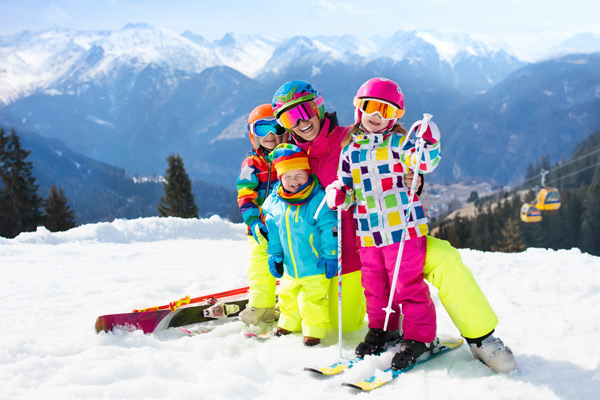 Familie beim Ski Fahren auf dem Berg